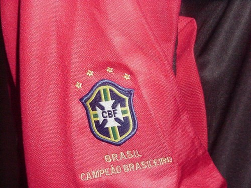 Detalhe do Escudo da CBF na manga da camisa